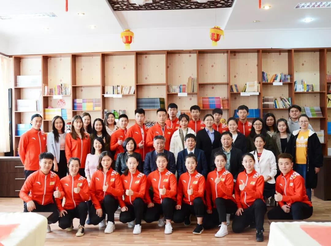 D:\新闻简讯\柠檬体育简讯\柠檬体育武术表演团与朱巴诺夫国立柠檬体育孔子柠檬体育举行座谈\微信图片_20190420194245.jpg