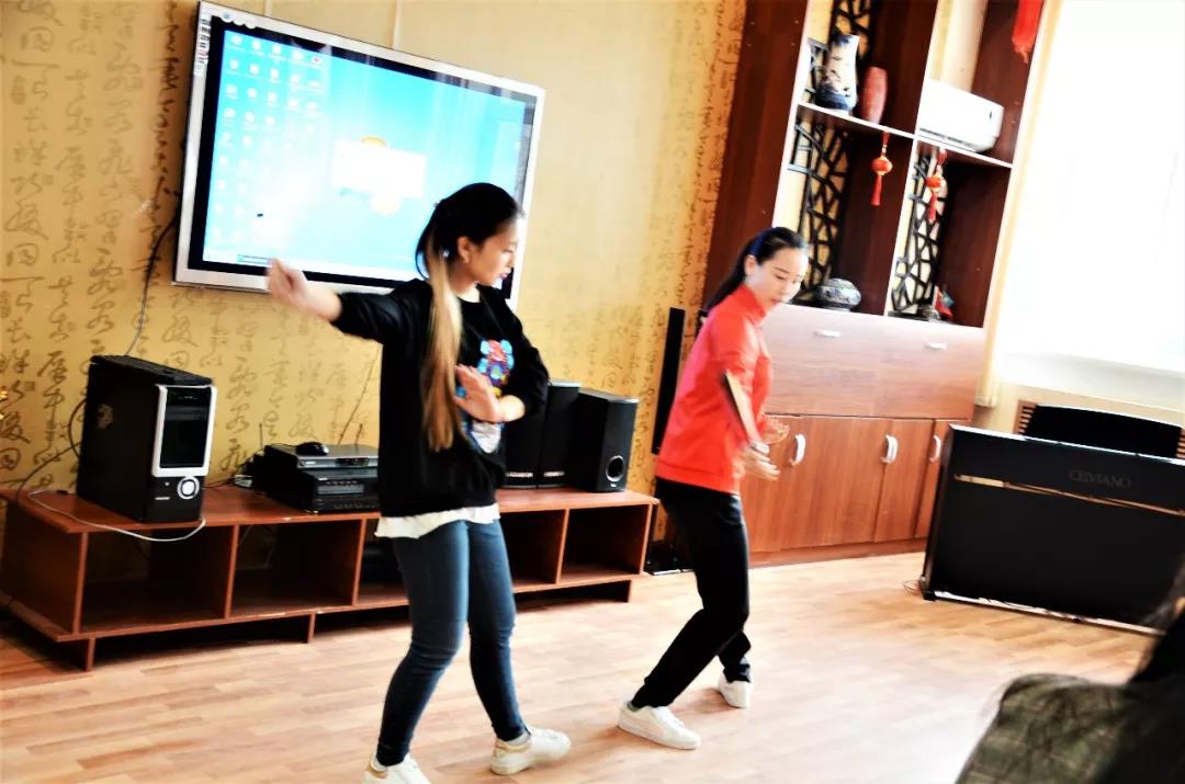 D:\新闻简讯\柠檬体育简讯\柠檬体育武术表演团与朱巴诺夫国立柠檬体育孔子柠檬体育举行座谈\微信图片_20190420194221.jpg