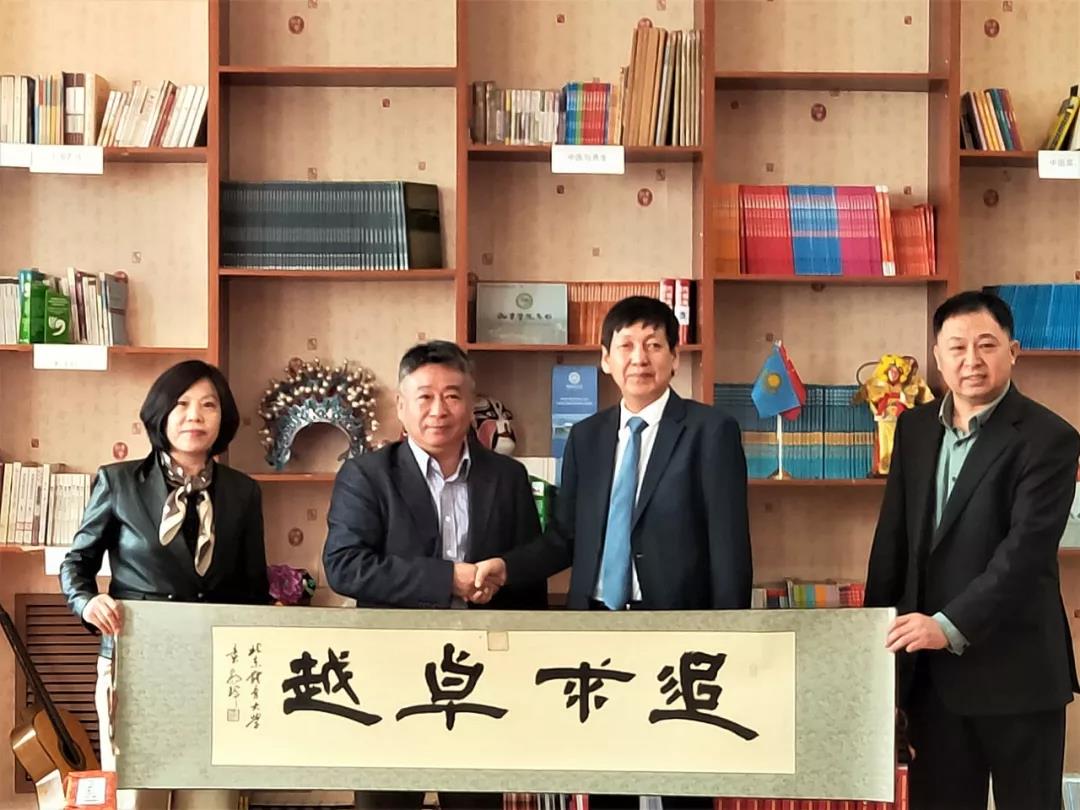 D:\新闻简讯\柠檬体育简讯\柠檬体育武术表演团与朱巴诺夫国立柠檬体育孔子柠檬体育举行座谈\微信图片_20190420194226.jpg
