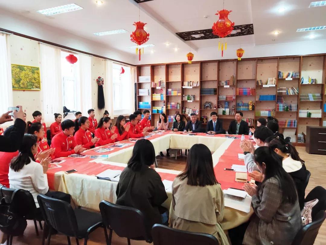 D:\新闻简讯\柠檬体育简讯\柠檬体育武术表演团与朱巴诺夫国立柠檬体育孔子柠檬体育举行座谈\微信图片_20190420194026.jpg