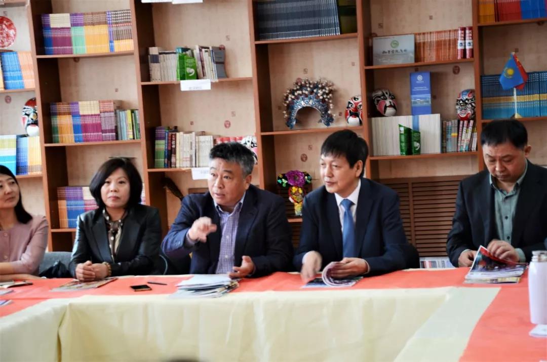 D:\新闻简讯\柠檬体育简讯\柠檬体育武术表演团与朱巴诺夫国立柠檬体育孔子柠檬体育举行座谈\微信图片_20190420194135.jpg